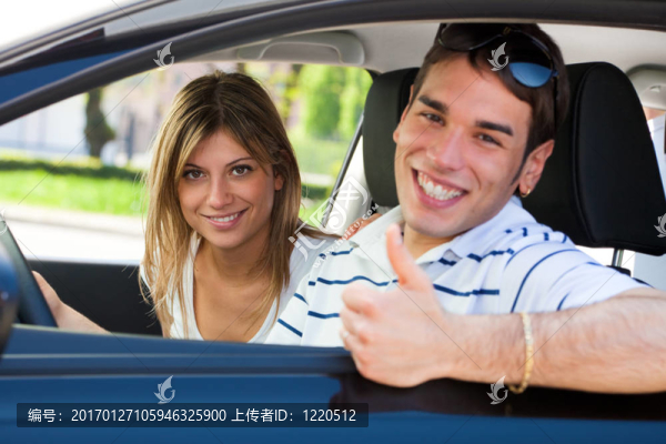 夫妻倆在車