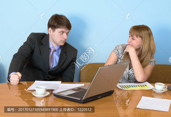 在桌面上的女孩和他們的首席