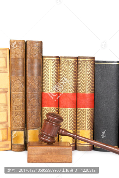 木制槌和法律書籍