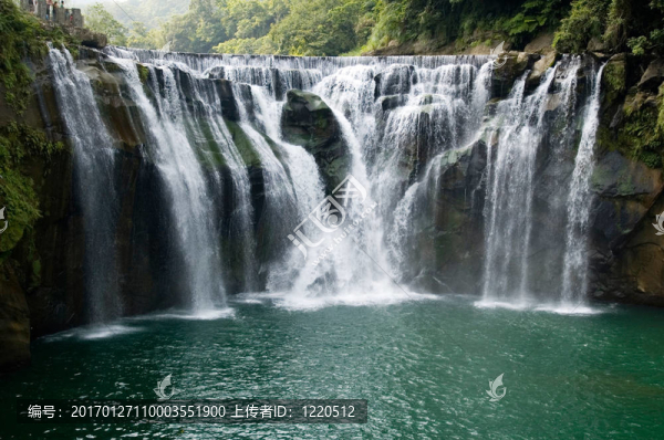 瀑布在夏天