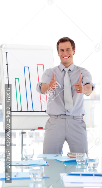 男人給presenentation用大拇指