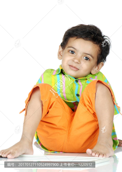 放松姿勢(shì)的男孩