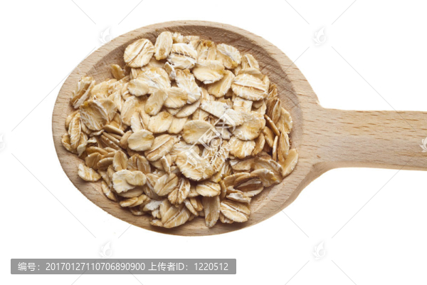 香草和香料在木制勺子-大麥