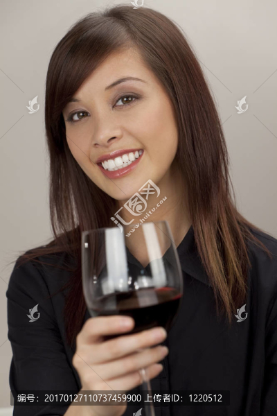 享受一杯紅酒