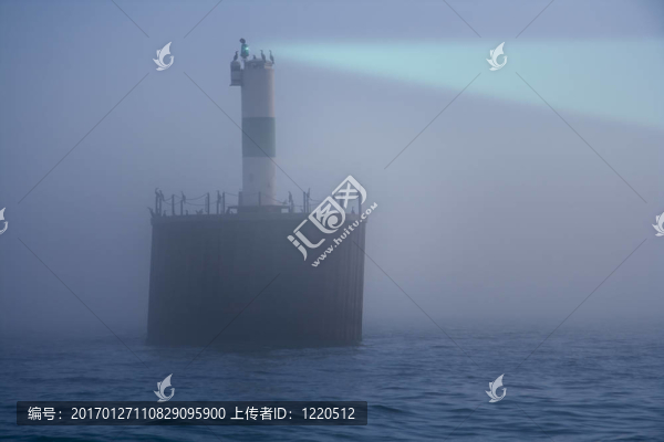 燈塔在霧中