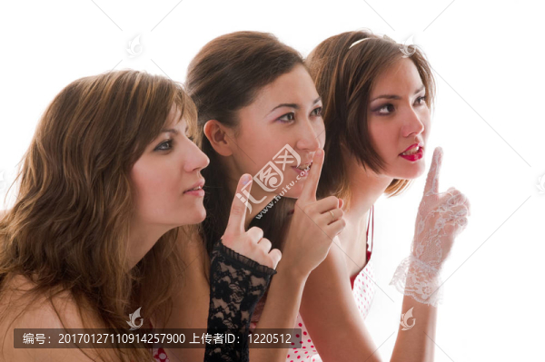三個(gè)有吸引力的女朋友說