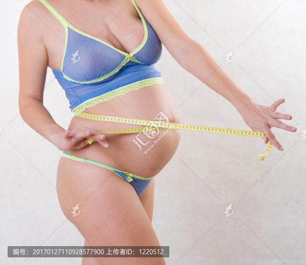 孕婦測量她的胃