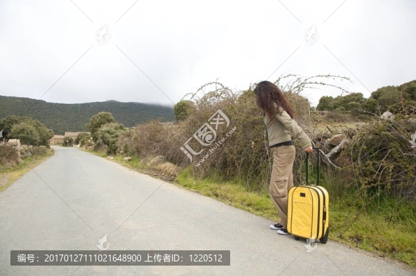 帶著手提箱等待的女人