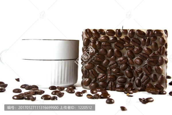 一杯咖啡和蠟燭