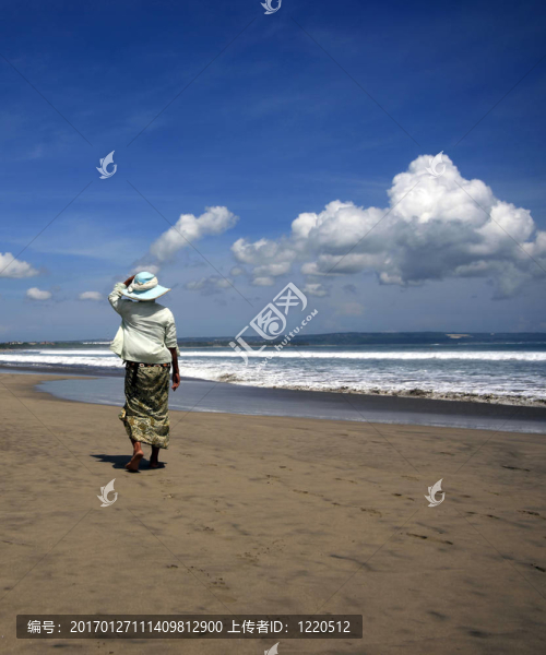 女人在海灘上
