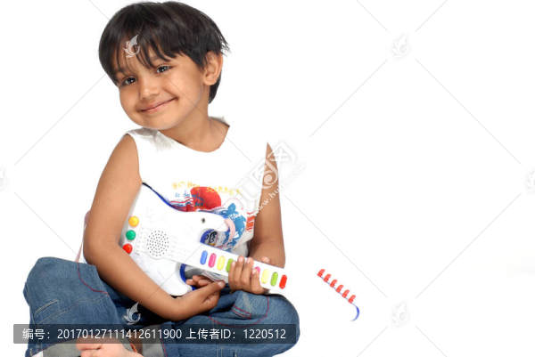 帶玩具吉他的男孩
