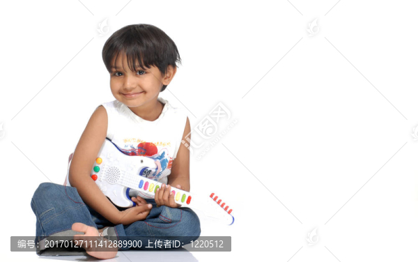 帶玩具吉他的男孩