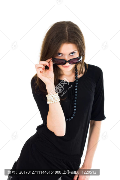 從太陽眼鏡看的女人