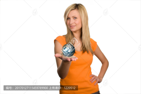 美麗的女人拿著一個(gè)地球儀