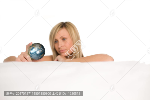 美麗的女人拿著一個地球儀