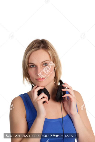 自信迷人的女人帶耳機