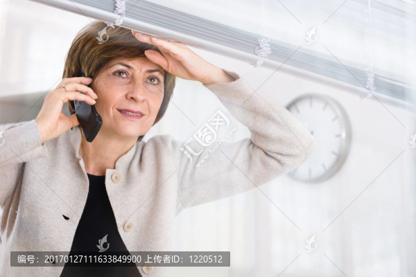 望著遠(yuǎn)方