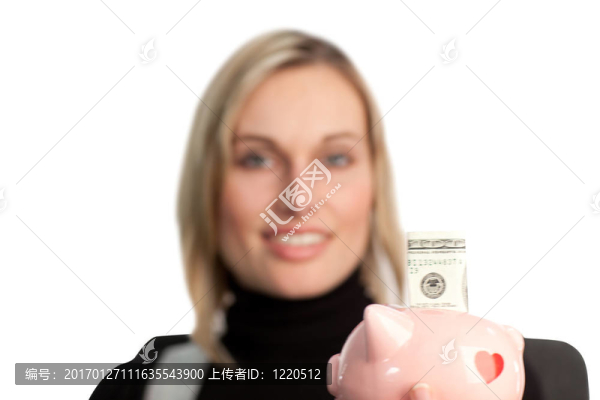 迷人的商業(yè)婦女抱著存錢罐