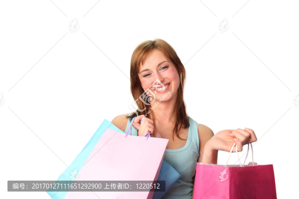 快樂的年輕女人帶購物袋