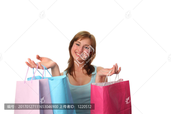 快樂的年輕女人帶購物袋