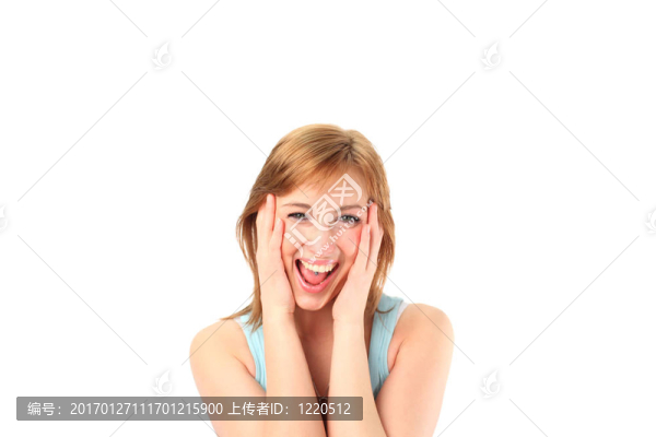女性用手在她的臉上