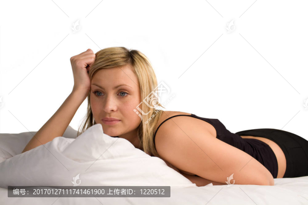 躺在床上的女人