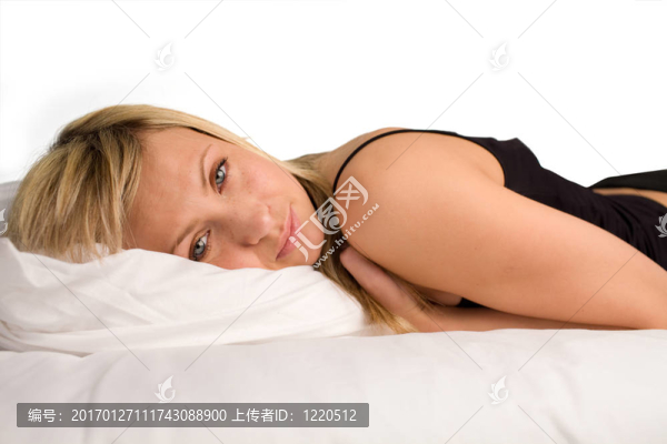 躺在床上的女人