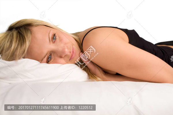 躺在床上的女人