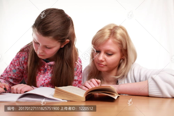 母親教她的孩子