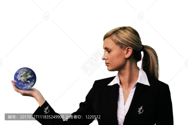生意的女人舉著一個(gè)地球-地球的nasa.0rg客套包裝形象