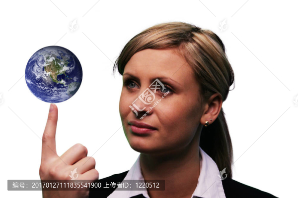 生意的女人舉著一個(gè)地球-地球的nasa.0rg客套包裝形象