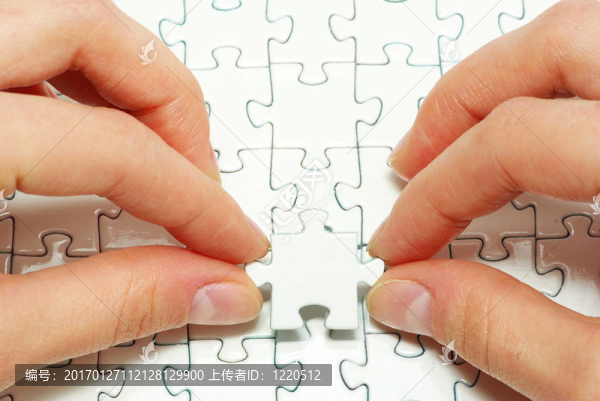 手里拿著拼圖