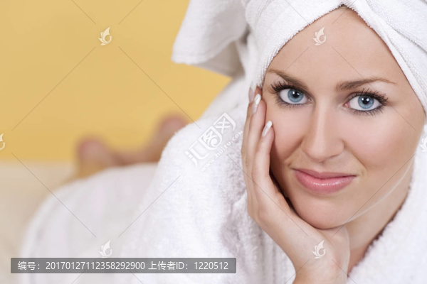 等待水療治療的女人