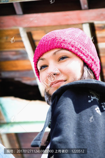 美麗的少年戴著帽子