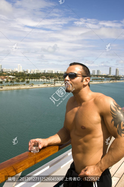 甲板上的年輕肌肉男