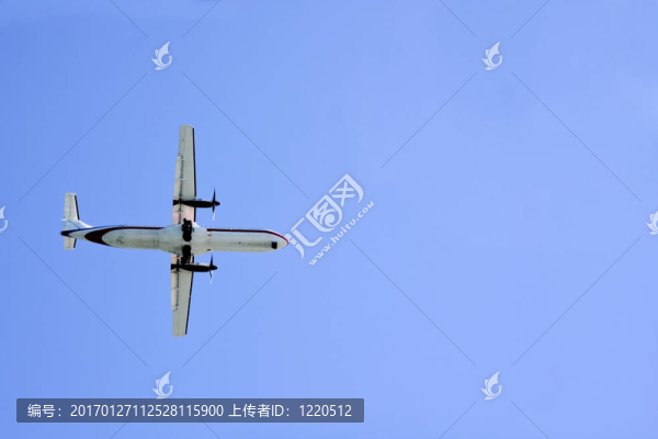 天空中的螺旋槳飛機(jī)