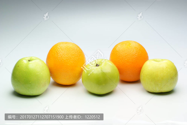 綠色少應(yīng)用和橘子。