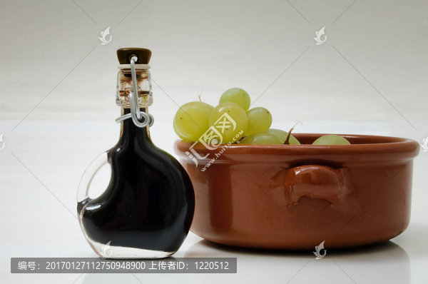 Balsamic,vineaer；陶碗和葡萄