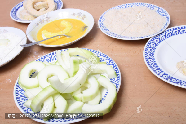 從西葫蘆準(zhǔn)備炸肉排