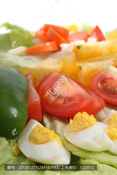 盤子里裝滿了健康的蔬菜和雞蛋