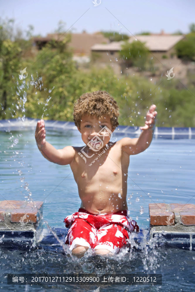 男孩在游泳池里