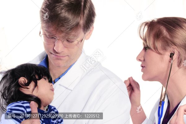 兩名醫(yī)生照顧受驚的孩子