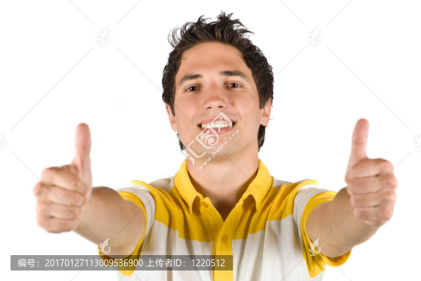 年輕男性豎起大拇指