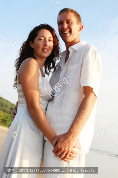 海灘上的夫婦。