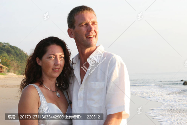 海灘上的夫婦。