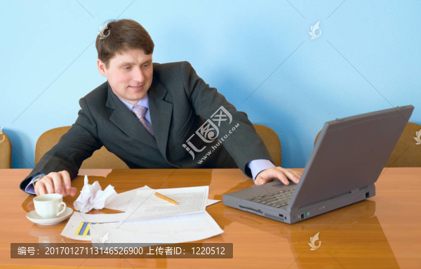 商人在工作場(chǎng)所與筆記本電腦