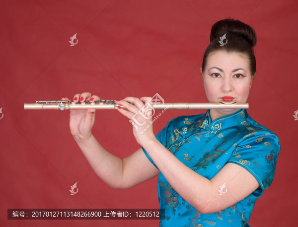 日本吹長笛的女孩