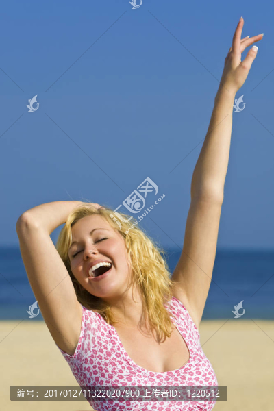 海灘上的美麗的女人-匯圖網(wǎng) www.fosd68.com 海灘上的美麗的女人