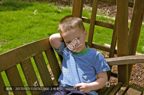 小男孩在花園秋千里的思考