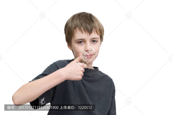 豎起大拇指的男孩